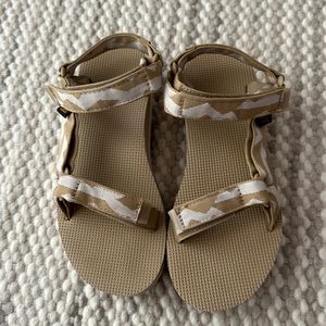 TEVA Flatform Universal sandal Size US 8 / EU 39